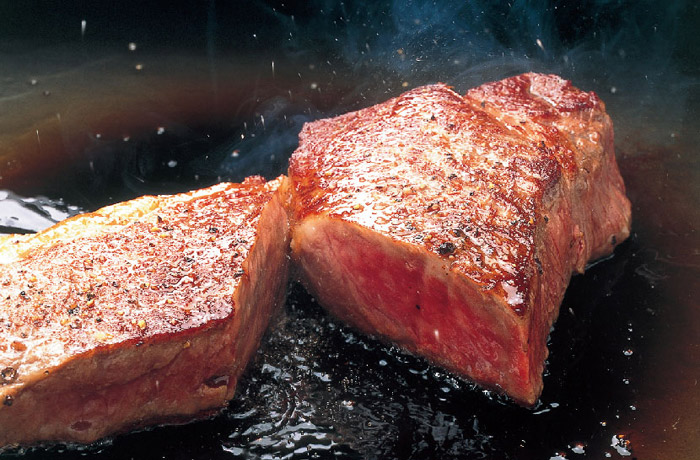 肉の味を味わうなら、まずは「ステーキ」で
